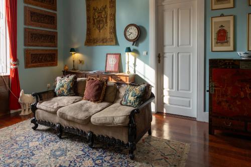 Vintage Balcony Guesthouse & Suites