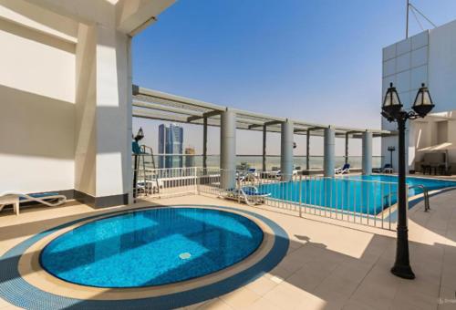 Piscina, Apartment in Downtown As Dormitory Room for male in Dubái