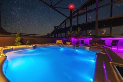 Deluxe Apartment with Hot Tub & Terrace room in Apartamenty Sky Tower by BQQK