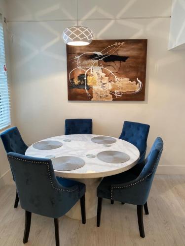 The Roxy Retreat 3 Bed in Aberdare in Aberaman