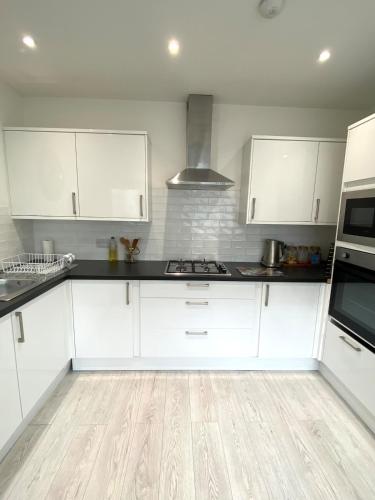 The Roxy Retreat 3 Bed in Aberdare in Aberaman