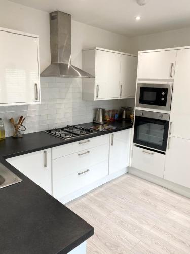 The Roxy Retreat 3 Bed in Aberdare in Aberaman