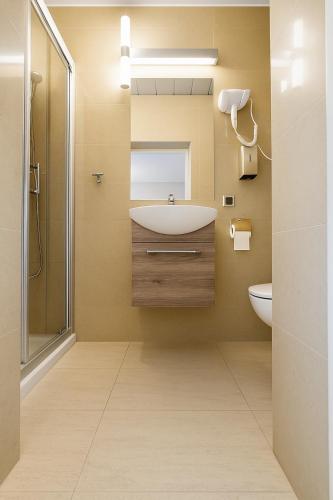 2 twin beds