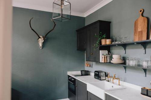 кухня, The Wee Shop, Stylish Two Bed Flat in Inverkip Village in Інверкіп