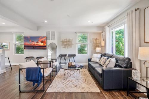 Walk to the stadium, downtown, West St - close to everything