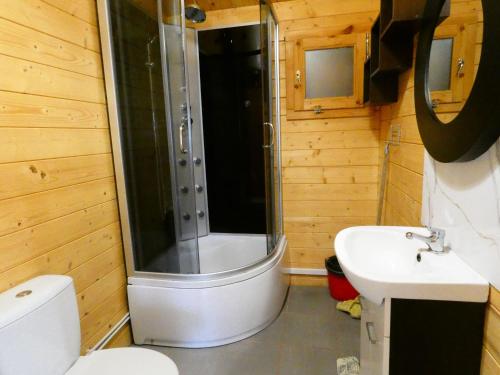 Zuhanyzó, Wakacyjne Letnisko in Chlopy