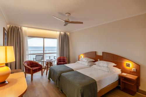 2 twin beds
