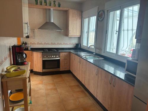 virtuve, Casa Bueno- Sleeps 7 Private Pool & AirCon in Zurgena