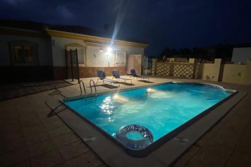 Skats, Casa Bueno- Sleeps 7 Private Pool & AirCon in Zurgena