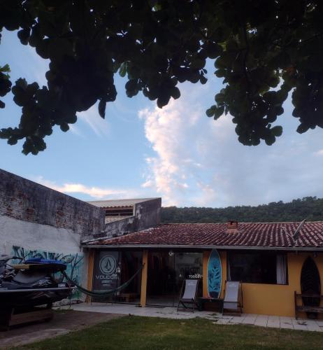 WATERMAN Surf Camp Hospedagem e Escola de Surf, Kitesurf, SUP em Florianopolis in Joaquina Beach