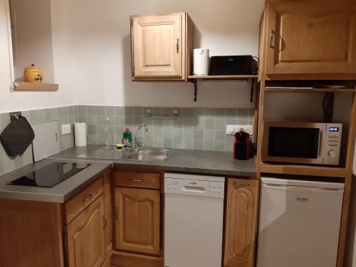 keuken, A fleur de rue appartement climatisé Uzès centre (A fleur de rue appartement climatise Uzes centre) in Uzes