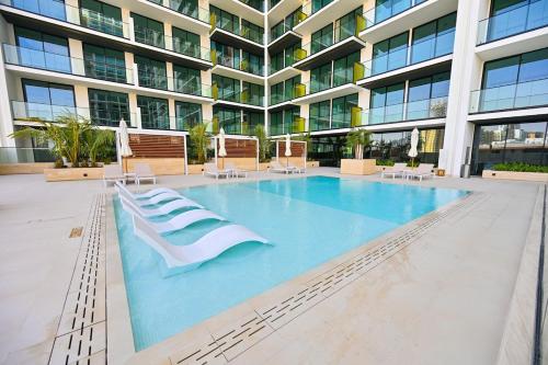 Modern 1BR Fully Furnished with Balcony and Gym, Dubai (foto 2)