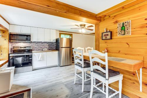 10 Mi to Newfoundland Lake Updated Forest Retreat in 布里斯托爾(NH)