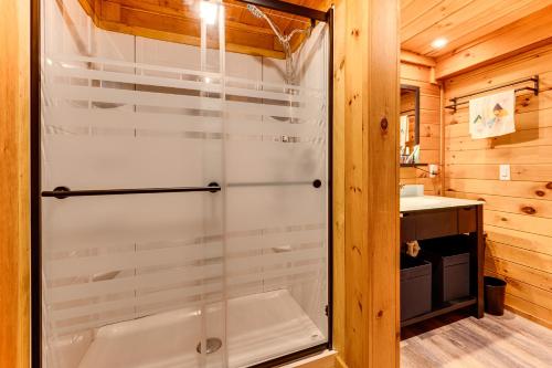 10 Mi to Newfoundland Lake Updated Forest Retreat in 布里斯托爾(NH)