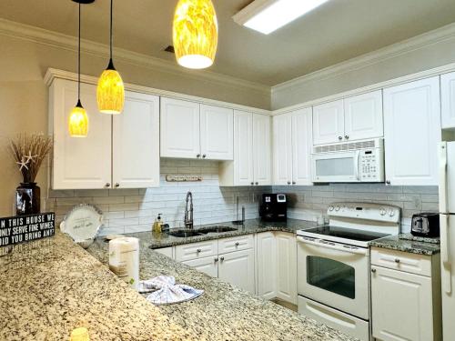 Gorgeous top floor 3BR condo at Magnolia Pointe - image 2