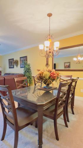 Lovely First floor 2BR condo - image 5