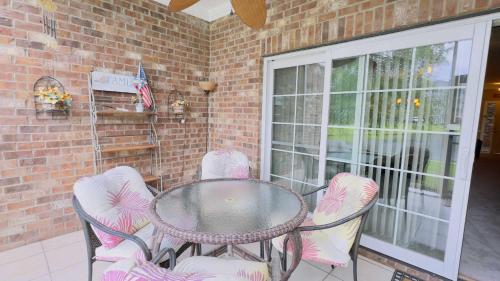 Lovely First floor 2BR condo - image 2