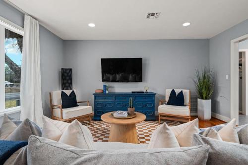 Canary Haus Walk to Main Pet friendly Firepit