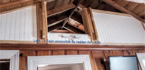 Cottage 11 - Double Queen Beds plus Child Loft w 2 Twins Private Bath & Kitchenette Pets Allowed Fee applies - main image