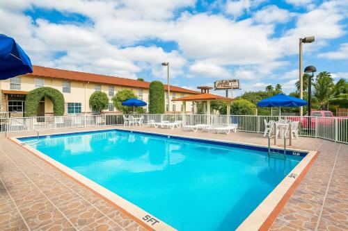 Baymont by Wyndham Florida City - image 11