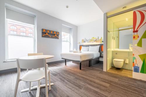 ห้องน้ำ, อีซีโฮเต็ล เบลฟาสต์ (easyHotel Belfast) in เบลฟัสต์