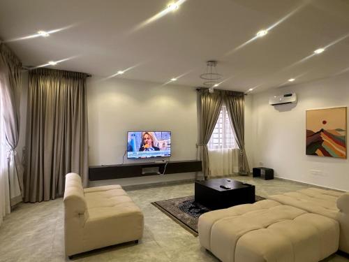 Anchor Suite, Mama