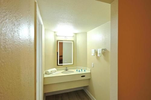 Magnuson Hotel Texarkana - image 14