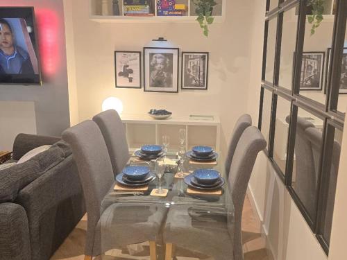 Stunning 3-bedroom, 2-bathroom, Garden & Hot Tub, West Kensington, Лондон (фото 7)