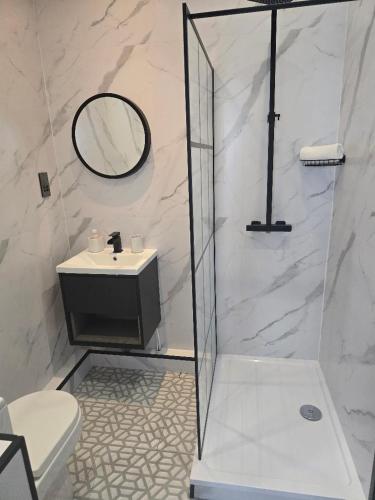 Stunning 3-bedroom, 2-bathroom, Garden & Hot Tub, West Kensington, Лондон (фото 9)