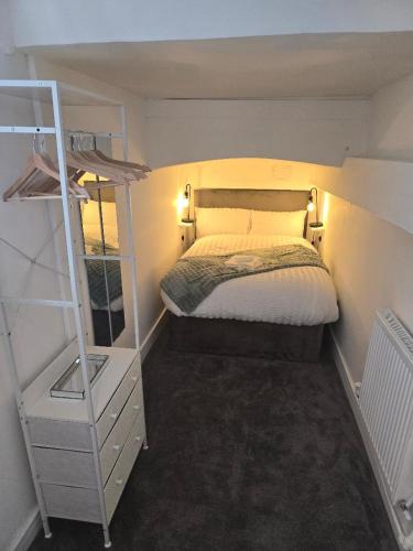 Stunning 3-bedroom, 2-bathroom, Garden & Hot Tub, West Kensington, Лондон (фото 10)