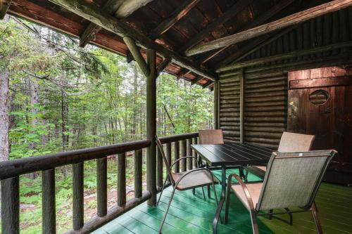 Walk to Barretts Park Wooded Cabin with Grill! in Boothbay Harbor