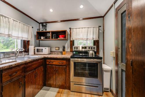 Walk to Barretts Park Wooded Cabin with Grill! in Boothbay Harbor