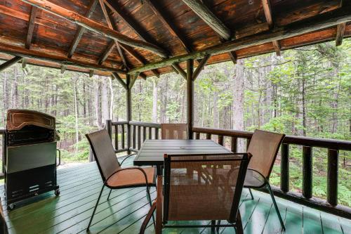 Walk to Barretts Park Wooded Cabin with Grill! in Boothbay Harbor