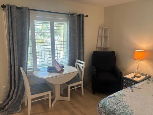 Malyn 122, Waterfront condo, few blocks to beach in St Pete Beach, USA