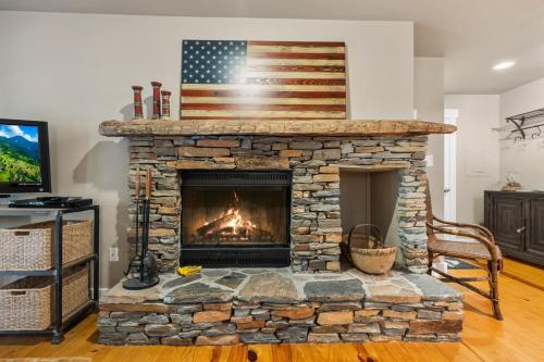 Buckanoe Condo -Hiking Trails Wood-Burning Fireplace Community Pools in Holcomb, USA