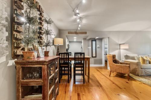 Buckanoe Condo -Hiking Trails Wood-Burning Fireplace Community Pools in Holcomb, USA
