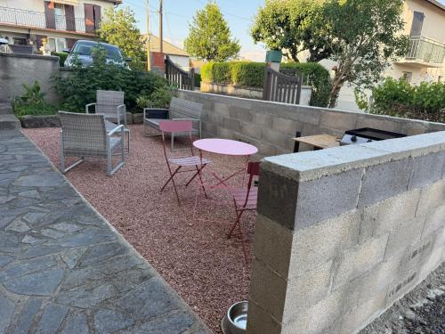 Logement de 40m2 de plein pieds dans une maison avec parking et terrasse in Jussac