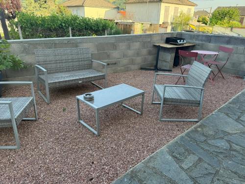 Logement de 40m2 de plein pieds dans une maison avec parking et terrasse in Jussac