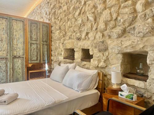 Alma Del Monte Stone House w Pool Terrace in Monsef