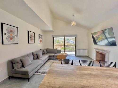 Aria Faqra 3BR w Balcony in Фарайя-Мзаар-Кфардебьян