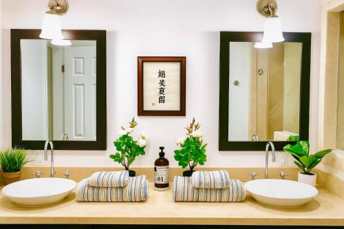 Hollywood Hills Spa Retreat Oasis with Tree Top Views, Private Jacuzzi Style Tub, Steam Room, Magical Half Acre Acre Garden and Patio, Free Parking for 2 cars, in LA's most Serene, Central Desirable Area, Los Angeles (fotografie 8)