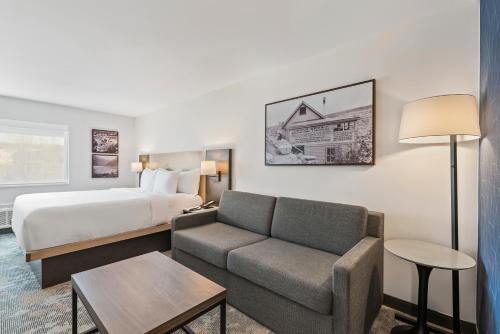 The Ellsworth Hotel, Ascend Hotel Collection Room Type - King Suite with Sofabed - Non Smoking The Ellsworth Hotel, Ascend Hotel Collection Room Type - King Suite with Sofabed - Non Smoking