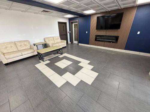 ห้องส่วนกลางสำหรับนั่งเล่น/ดูทีวี, เบย์มอนต์ บาย วินด์แฮม แจ็คสันวิลล์ (Baymont by Wyndham Jacksonville) in แจ็คสันวิลล์ (IL)