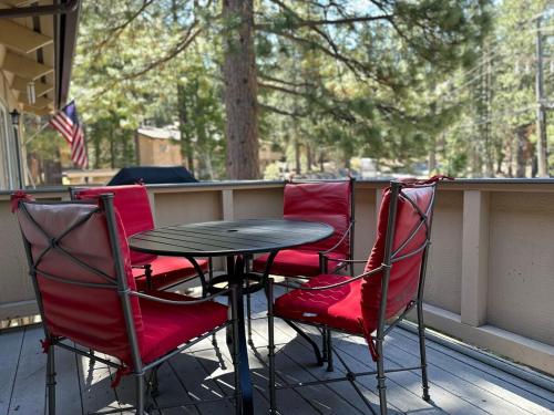 Tahoe Townhome-Lake-Beach-Pool-Amenities in อินไคลน์วิลเลจ (เนวาดา)