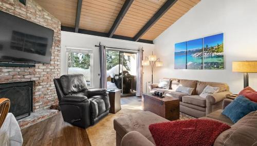 Tahoe Townhome-Lake-Beach-Pool-Amenities in อินไคลน์วิลเลจ (เนวาดา)