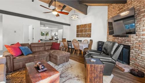 Tahoe Townhome-Lake-Beach-Pool-Amenities in อินไคลน์วิลเลจ (เนวาดา)