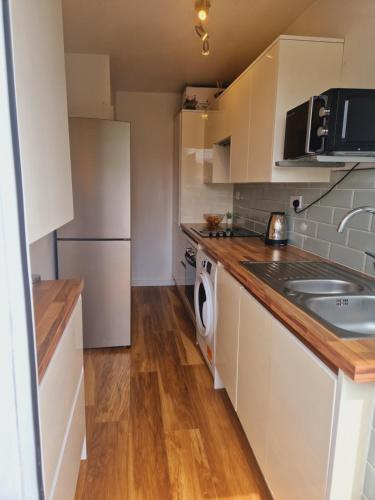Bright Private room in Family home in Morden-Ideal for solo travelers