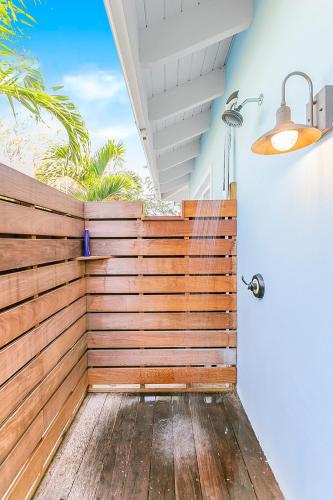 Shower, Bahari House - Luxury Oceanfront Villa with Spectacular View, Pool, Spa and Dock in George Town