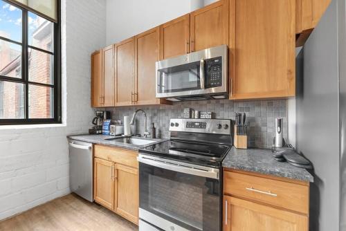 Charming DT Loft l Parking l Fast Wi-Fi l Café, Cleveland (foto 9)
