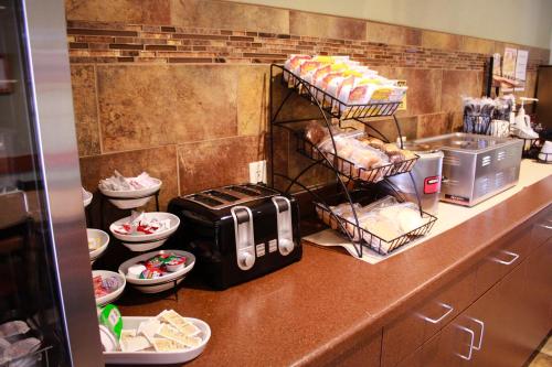 Canby Inn and Suites - image 6